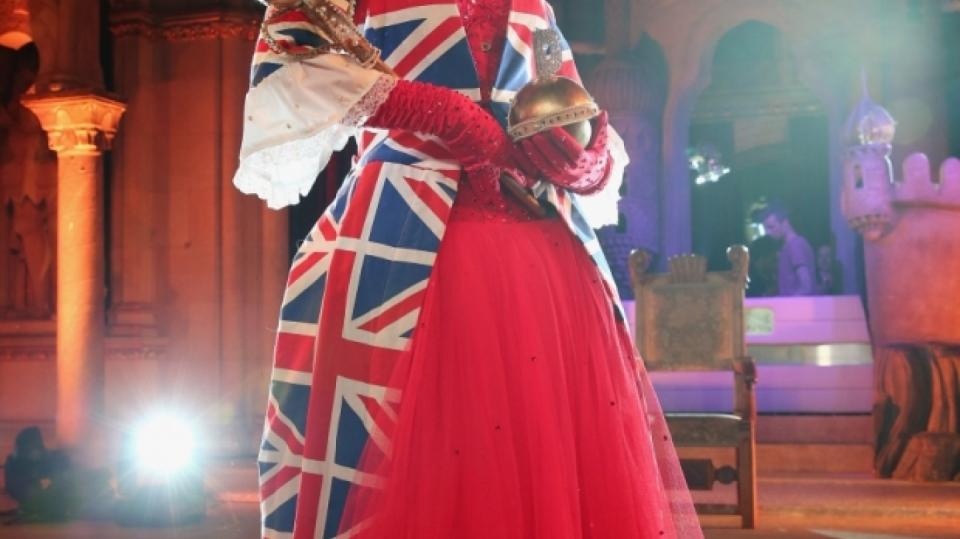 Katrina Darling na afterparty nastoupila s korunou v šatech z britské vlajky